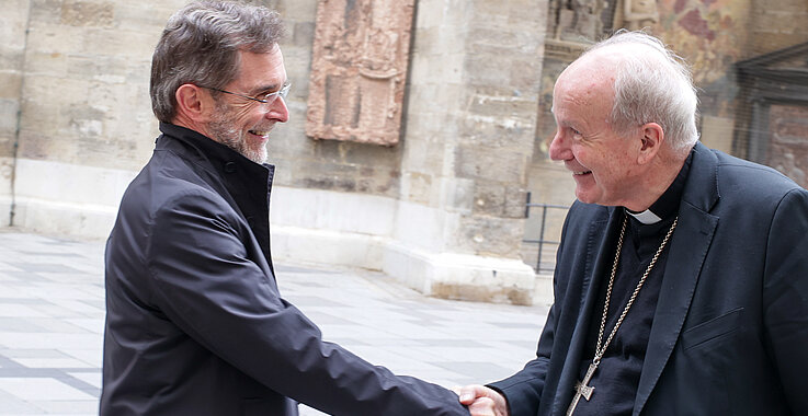 Ein „Handshake“ zwischen dem neuen Erzbischof, Josef Grünwidl und seinem Vorgänger Kardinal Christoph Schönborn. 