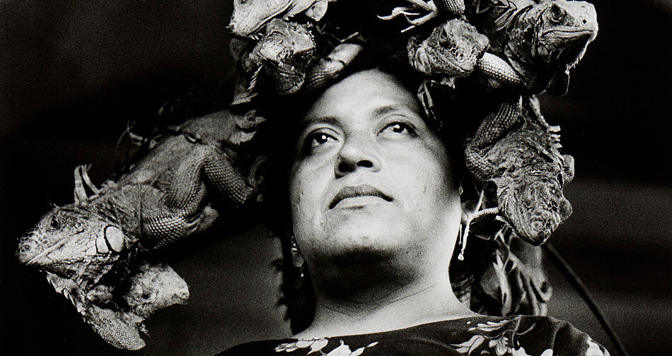 Graciela Iturbides „Nuestra Señora de las Iguanas (Our Lady of the Iguanas)“, Juchitán, Oaxaca, 1979, fungiert als Titelbild der Ausstellung „tierisch menschlich“. 