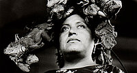 Graciela Iturbides „Nuestra Señora de las Iguanas (Our Lady of the Iguanas)“, Juchitán, Oaxaca, 1979, fungiert als Titelbild der Ausstellung „tierisch menschlich“. 