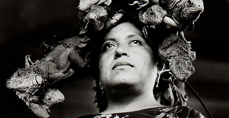 Graciela Iturbides „Nuestra Señora de las Iguanas (Our Lady of the Iguanas)“, Juchitán, Oaxaca, 1979, fungiert als Titelbild der Ausstellung „tierisch menschlich“. 