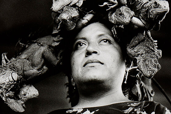 Graciela Iturbides „Nuestra Señora de las Iguanas (Our Lady of the Iguanas)“, Juchitán, Oaxaca, 1979, fungiert als Titelbild der Ausstellung „tierisch menschlich“. 