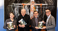 Ein Exemplar der ersten Nummer unseres Magazins durfte Chefredakteurin Sophie Lauringer gemeinsam mit Geschäftsführer Roman Gerner an Kardinal Christoph Schönborn und an den Apostolischen Administrator Josef Grünwidl übergeben. 