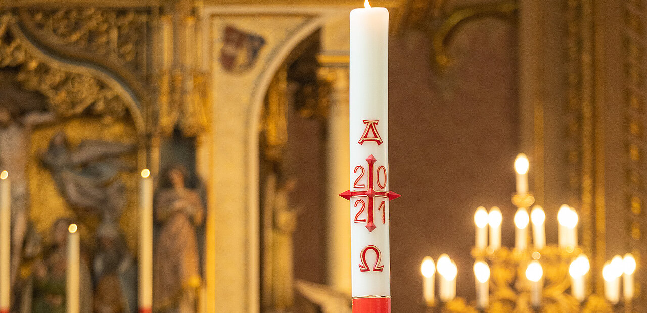 Die Osterkerze wird in der Osternacht an dem meist vor der Kirche entfachten Feuer entzündet und  danach in die dunkle Kirche getragen. 