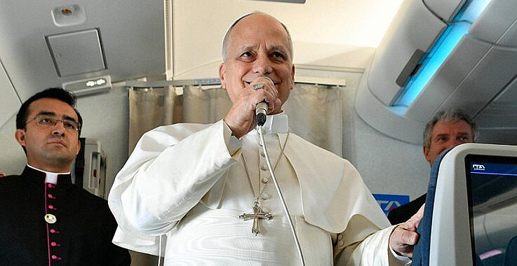 Überschattet von der Polemik des US-Präsidenten Donald Trump hat Papst Leo XIV. am Montag seine zehntägige Afrikareise begonnen. Auf dem Weg nach Algerien wies er noch im Flugzeug Trumps Kritik zurück.