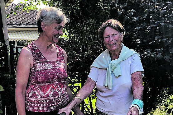 Johanna und Christa mögen einander seit Jahrzehnten und gehen gerne in die Kirche