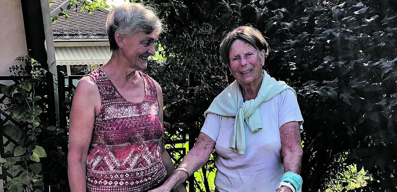 Johanna und Christa mögen einander seit Jahrzehnten und gehen gerne in die Kirche