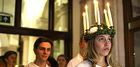 Mädchen mit Kerzenkranz am Lucia-Tag