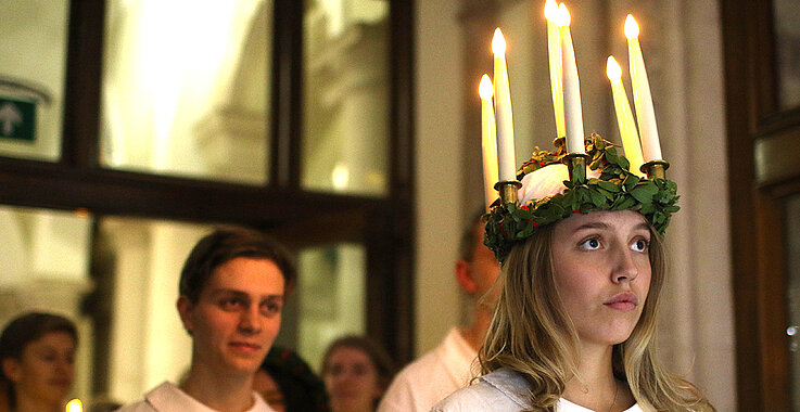 Mädchen mit Kerzenkranz am Lucia-Tag