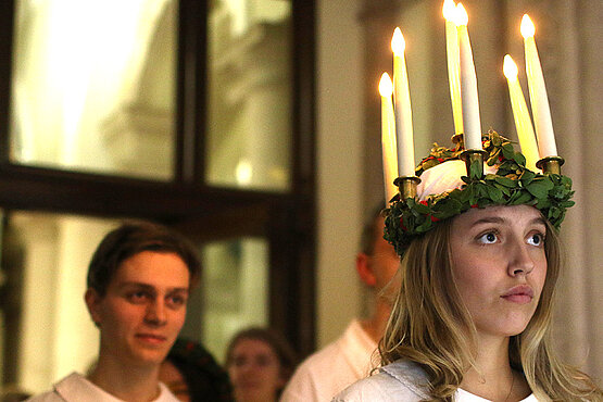 Mädchen mit Kerzenkranz am Lucia-Tag