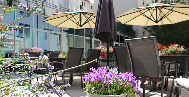 An schönen Tagen können die Bewohnerinnen und Bewohner des CS Hospiz Verena die Sonne auf der Terrasse genießen. 