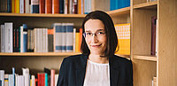Doris Reisinger vor Bücherregal