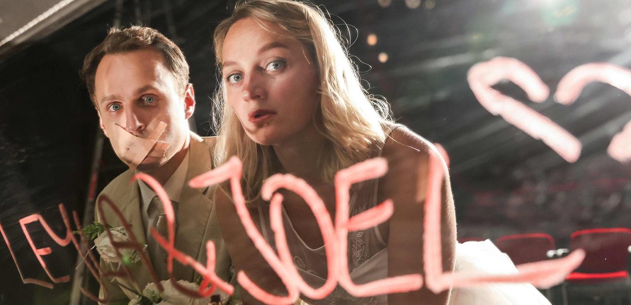 Eine Hochzeit als Tarnung gegen die Zensur: Leyla (Anna Zöch) und Joel (Paul Graf) laden ihre Gäste zur vermeintlichen Feierlichkeit. 