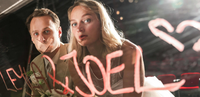 Eine Hochzeit als Tarnung gegen die Zensur: Leyla (Anna Zöch) und Joel (Paul Graf) laden ihre Gäste zur vermeintlichen Feierlichkeit. 