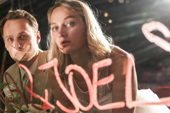 Eine Hochzeit als Tarnung gegen die Zensur: Leyla (Anna Zöch) und Joel (Paul Graf) laden ihre Gäste zur vermeintlichen Feierlichkeit. 