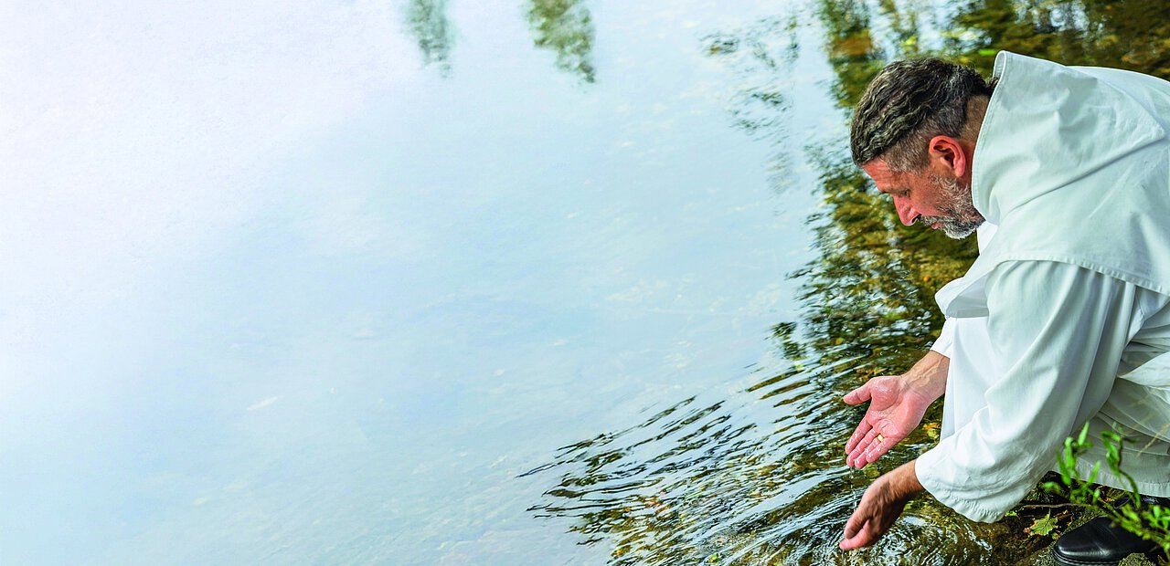 Bruder Thomas Hessler wurde 1968 im südlichen Niederösterreich geboren. Nach der Matura trat er ins Stift Reichersberg ein. 1993 gründete er gemeinsam mit zwei Mitbrüdern das Benediktinerkloster Gut Aich, dessen Leiter er heute ist. 