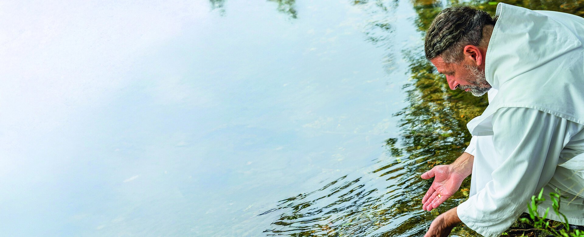 Bruder Thomas Hessler wurde 1968 im südlichen Niederösterreich geboren. Nach der Matura trat er ins Stift Reichersberg ein. 1993 gründete er gemeinsam mit zwei Mitbrüdern das Benediktinerkloster Gut Aich, dessen Leiter er heute ist. 