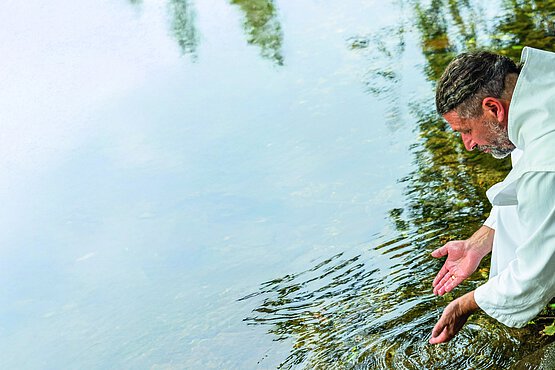 Bruder Thomas Hessler wurde 1968 im südlichen Niederösterreich geboren. Nach der Matura trat er ins Stift Reichersberg ein. 1993 gründete er gemeinsam mit zwei Mitbrüdern das Benediktinerkloster Gut Aich, dessen Leiter er heute ist. 