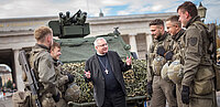 Militärbischof Werner Freistetter und Soldaten - Pfarrmosaik