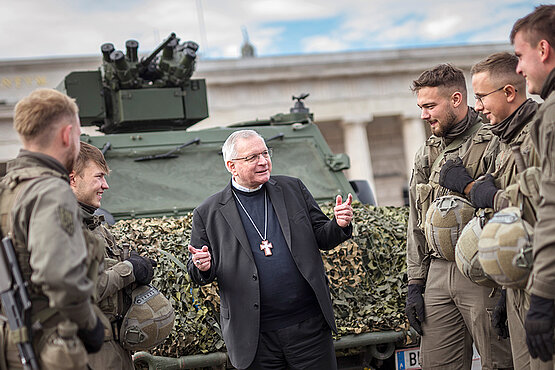 Militärbischof Werner Freistetter und Soldaten - Pfarrmosaik