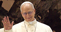 Leo XIV. in Paris: Der Papst war im Papamobil auf der Champs Élysées unterwegs, im Hintergrund der Triumphbogen. Fast ganz Paris war auf den Beinen.
