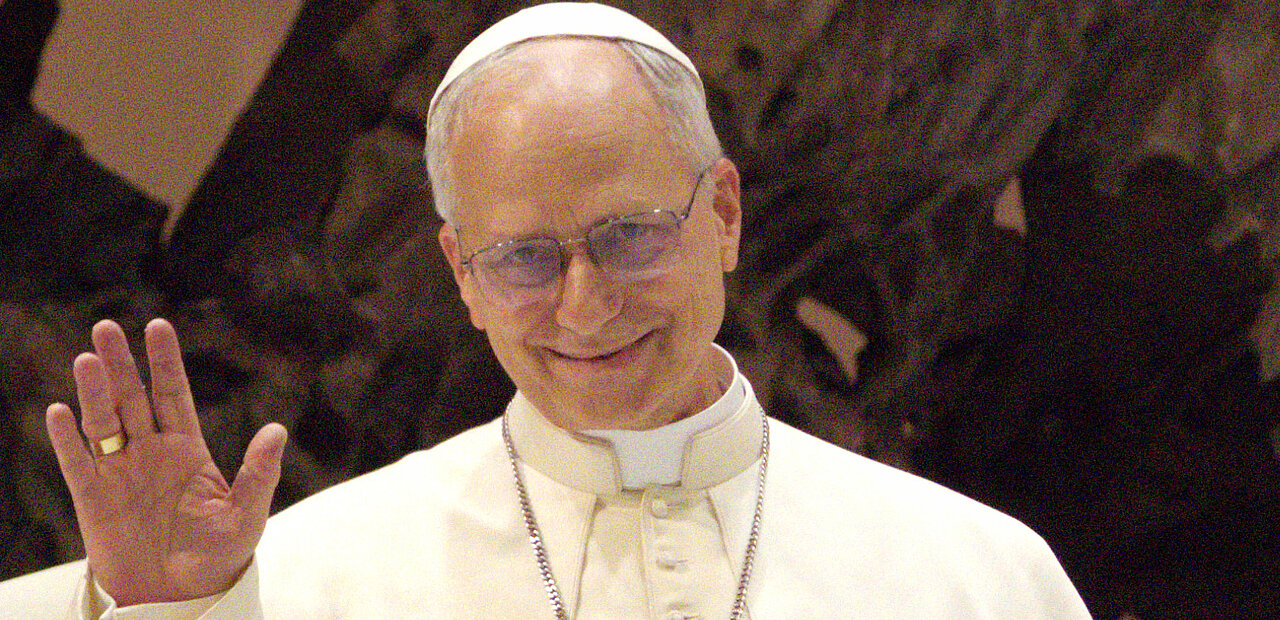 Leo XIV. in Paris: Der Papst war im Papamobil auf der Champs Élysées unterwegs, im Hintergrund der Triumphbogen. Fast ganz Paris war auf den Beinen.