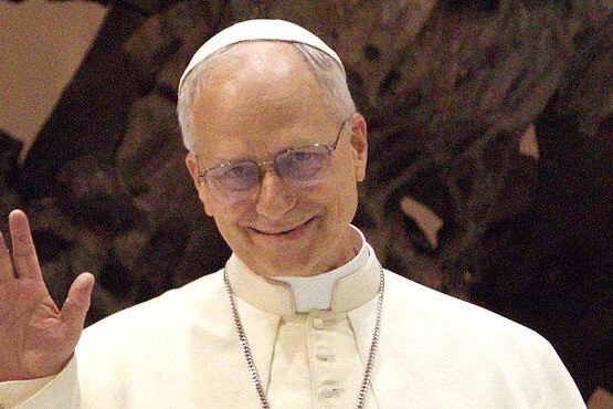 Leo XIV. in Paris: Der Papst war im Papamobil auf der Champs Élysées unterwegs, im Hintergrund der Triumphbogen. Fast ganz Paris war auf den Beinen.