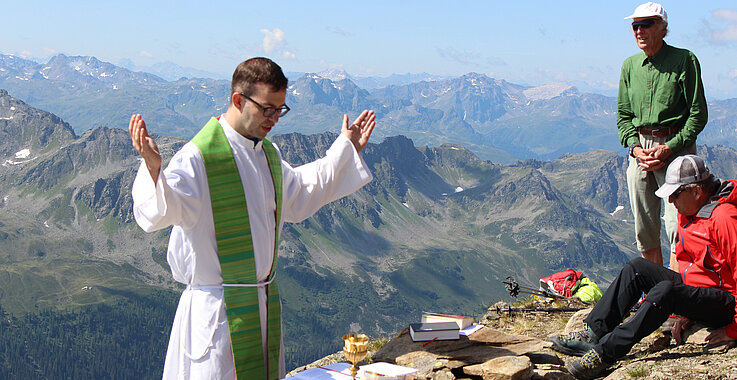 Glaube am Berg erleben: Pater Peter Rinderer setzt mit seiner Initative Bergpfarrer ganz besondere Akzente.