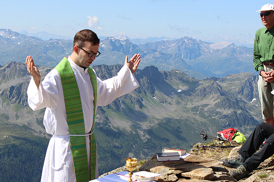 Glaube am Berg erleben: Pater Peter Rinderer setzt mit seiner Initative Bergpfarrer ganz besondere Akzente.