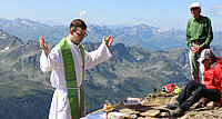 Glaube am Berg erleben: Pater Peter Rinderer setzt mit seiner Initative Bergpfarrer ganz besondere Akzente.