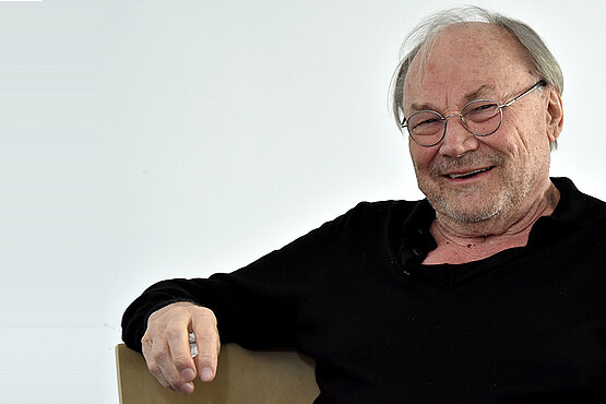 Klaus Maria Brandauer lächelt