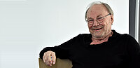 Klaus Maria Brandauer lächelt