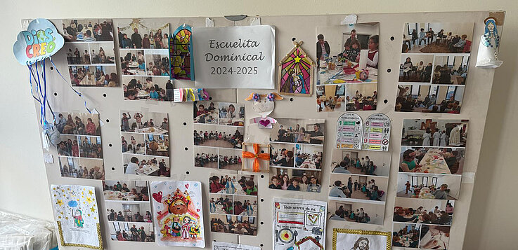 Die Kinder der Pfarre Maria Namen haben diese Fotowand in der Sonntagsschule gestaltet. 