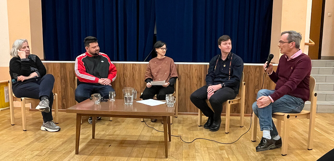 Die Podiumsdiskussion zum Thema Flucht  zwischen Roswitha Feige (Pfarrnetzwerk Asyl), Petar Rosandić (SOS-Balkanroute), Emanuel Huemer (Steyler Missionare) und Anton Deutschmann (steyl Medien) wurde von Katharina Renner (Pfarrcaritas Wien) moderiert. 