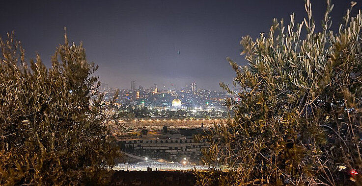 Ein Blick auf Jerusalem bei Nacht. 