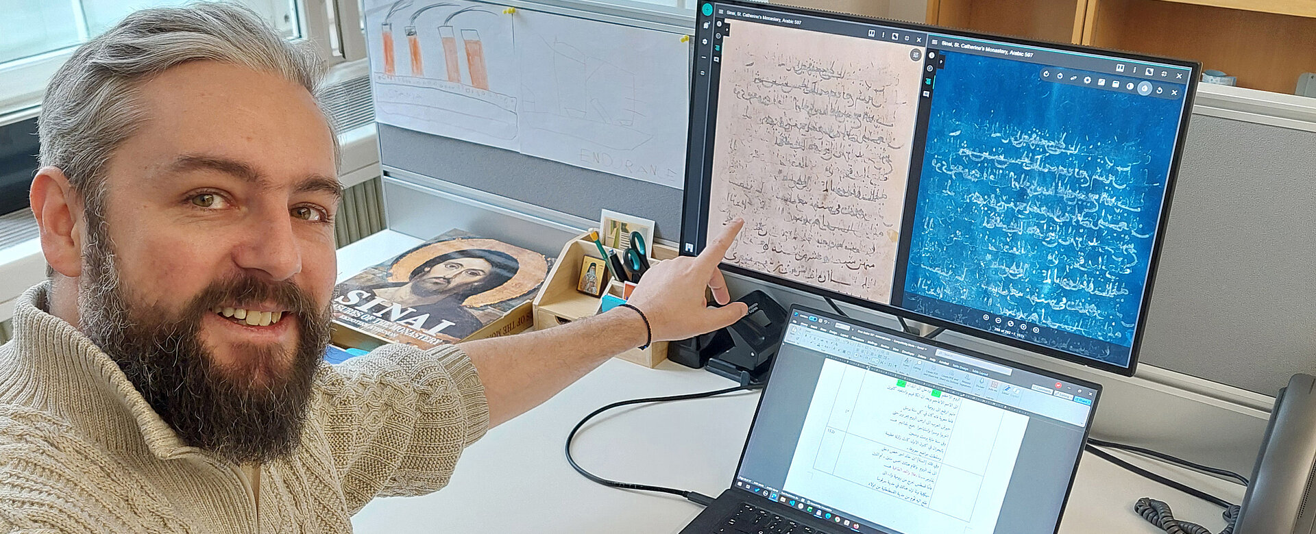 Ein Sensationsfund: Adrian Pirtea in seinem Institut mit einer im Original beschädigten Seite der von ihm entdeckten „Weltchronik“.