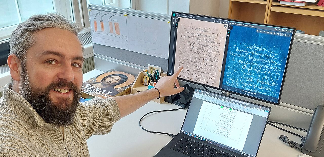 Ein Sensationsfund: Adrian Pirtea in seinem Institut mit einer im Original beschädigten Seite der von ihm entdeckten „Weltchronik“.