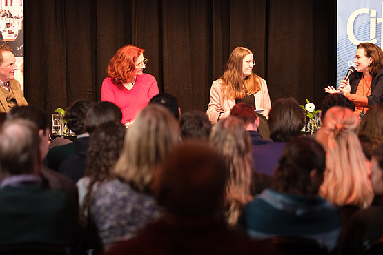 Im WUK diskutierten Regisseur Erwin Wagenhofer, Sigrid Stagl, Gründerin des Instituts „Ecological Economics“ an der WU Wien, und die stellvertretende Klubobfrau der Grünen und ehemalige österreichische Justizministerin Alma Zadić zum Thema Europa. 