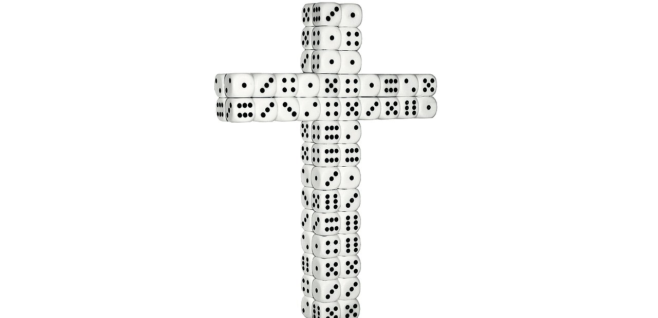 Gott würfelt nicht: ein Kreuz aus Würfeln von Künstler Markus Wilfling zitiert Albert Einstein.
