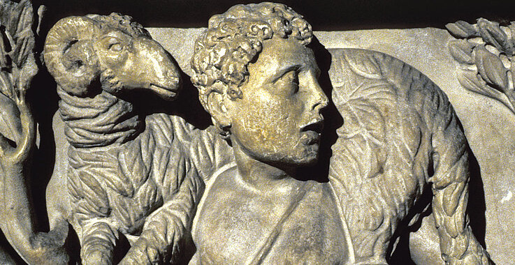 Der gute Hirte mit einem Lamm auf der Schulter