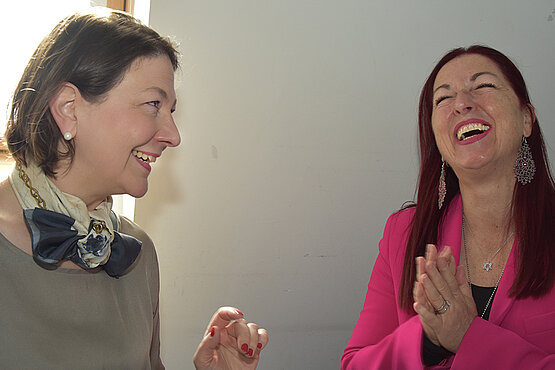 Sophie Lauringer und Hannah Lessing lachen