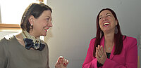 Sophie Lauringer und Hannah Lessing lachen