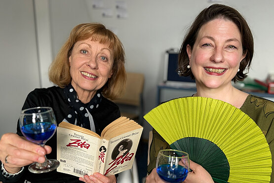 Schauspielerin Elisabeth-Joe Harriet mit Chefredakteurin Sophie Lauringer. 