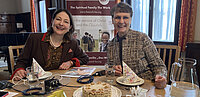 Sophie Lauringer mit Schwester Christine bei der Aufnahme und Kaffee und Kuchen.