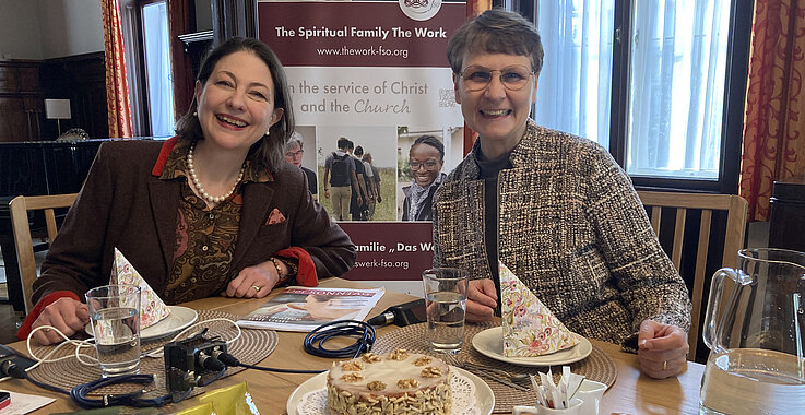 Sophie Lauringer mit Schwester Christine bei der Aufnahme und Kaffee und Kuchen.