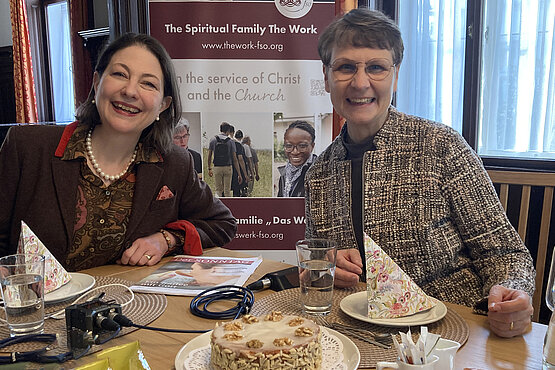 Sophie Lauringer mit Schwester Christine bei der Aufnahme und Kaffee und Kuchen.