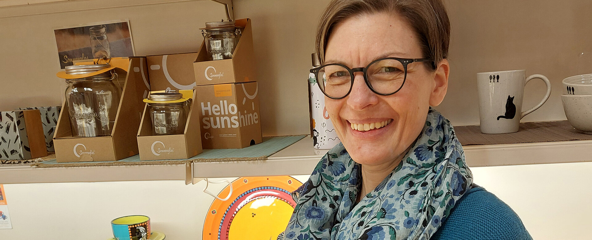 Veronika Vana mit dem leuchtenden „Sonnenglas“ aus Südafrika. 