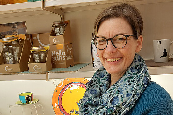 Veronika Vana mit dem leuchtenden „Sonnenglas“ aus Südafrika. 