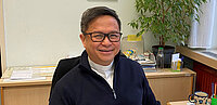 Diakon Liem Duong am Schreibtisch