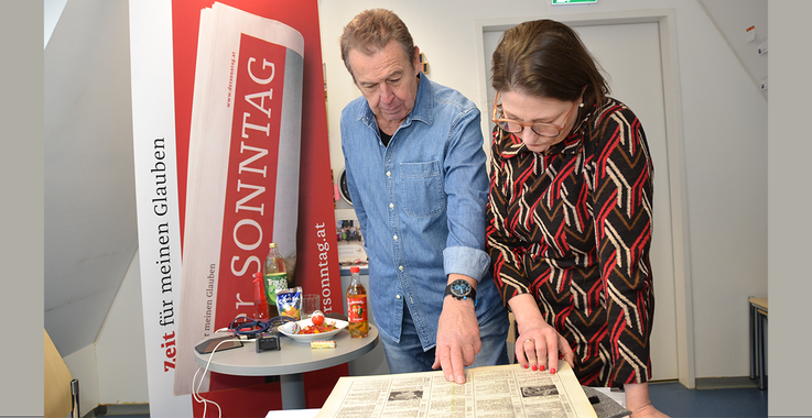 Sophie Lauringer und Udo Huber schauen sich Archiv-Bände des Sonntags aus den 70ern an.