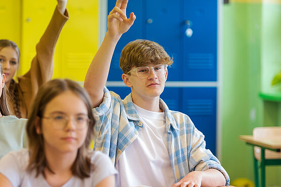 Offen zu bleiben für Gespräche – das lernen Kinder und Jugendliche vor allem auch im konfessionellen Religionsunterricht. 